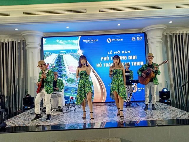 ban nhac tumbadora latin band le mo ban pho thuong mai ho tram ocean town 003