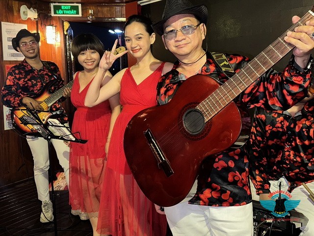 FLAMENCO TUMBADORA BAND BIỂU DIỄN TRÊN DU THUYỀN...